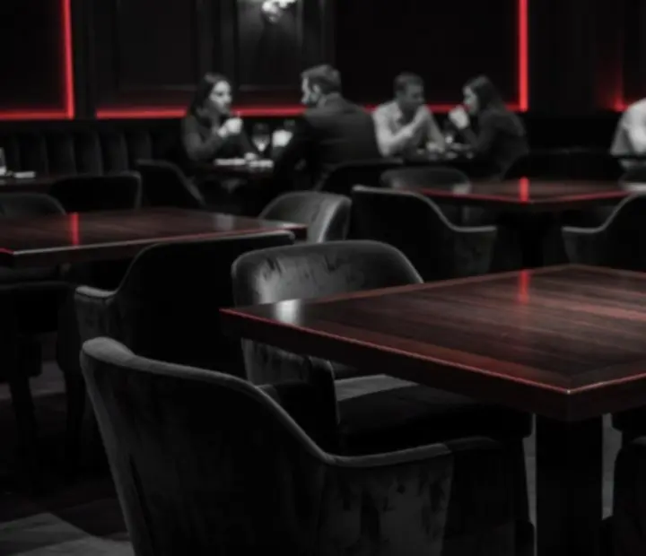 Sötét, elegáns étterem és lounge tér a Magyorisban